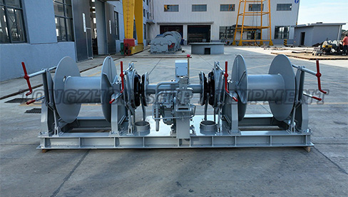 Tucle combiné hydraulique et treuil d'amarrage