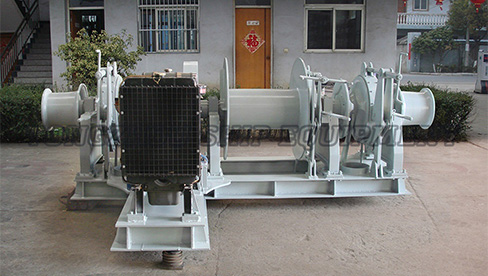 Tobard combiné à propulsion diesel et treuil d'amarrage